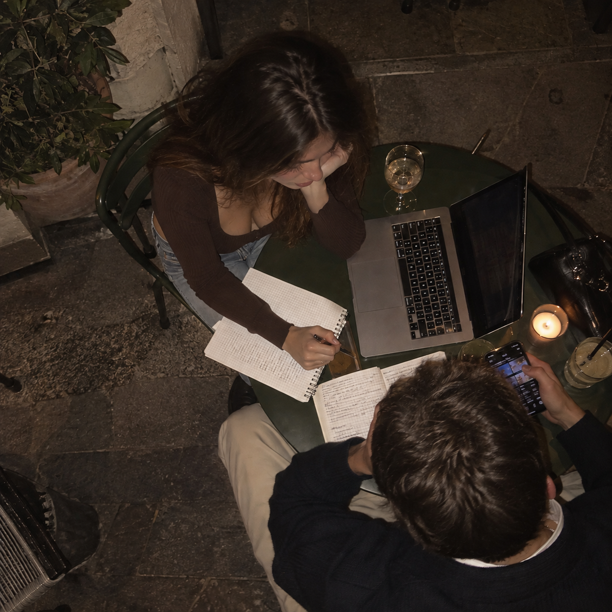 Una serata di lavoro e ascolto intorno a un tavolo, tra appunti e musica